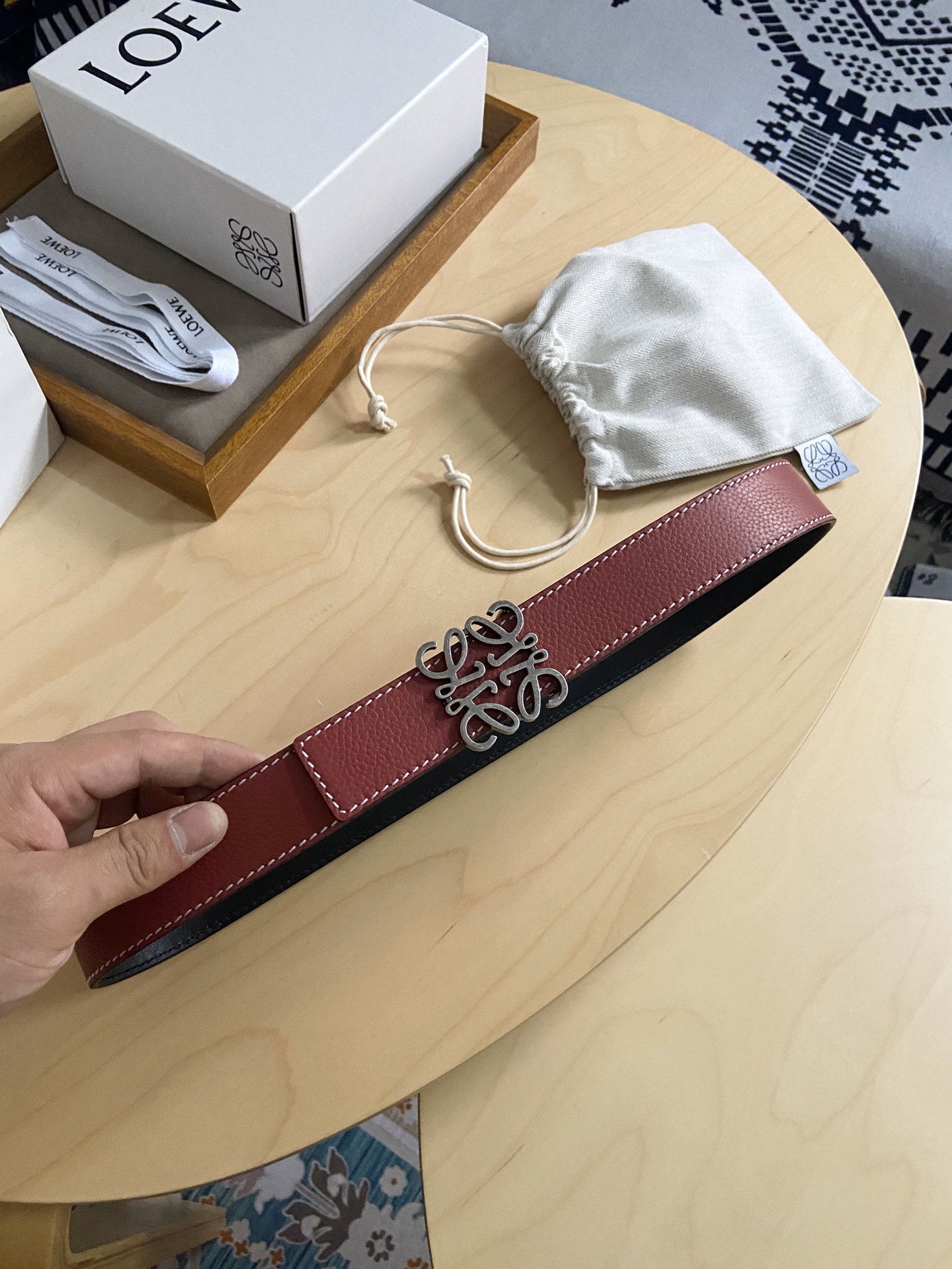 Loewe 220罗意威 LOEWE 这款双面腰带配有Anagram图案带扣 选用柔软荔枝纹小牛皮和平纹小牛皮制成