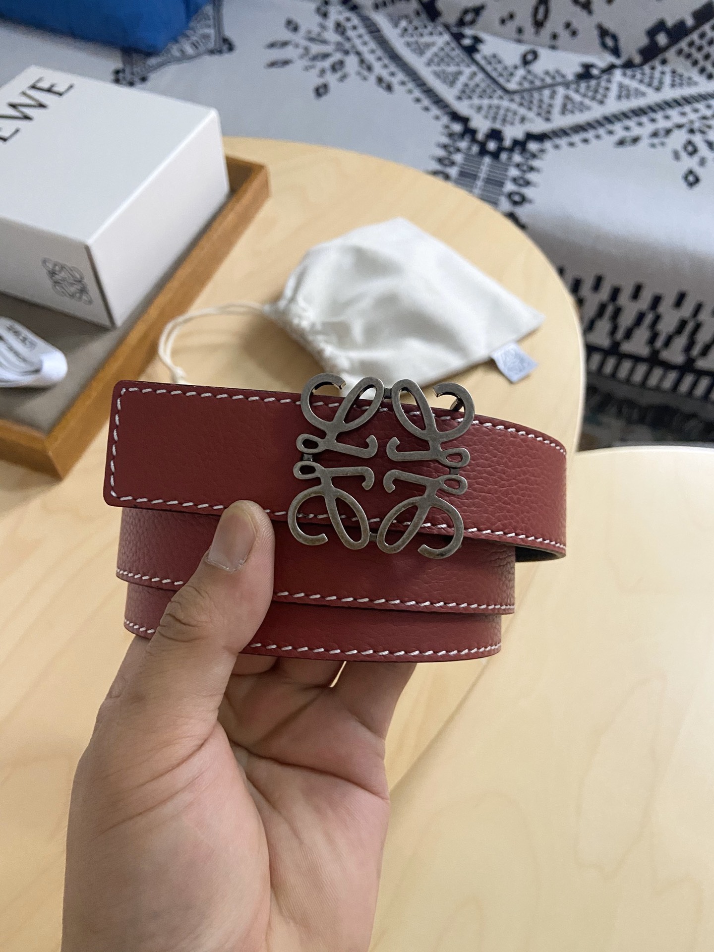 Loewe 220罗意威 LOEWE 这款双面腰带配有Anagram图案带扣 选用柔软荔枝纹小牛皮和平纹小牛皮制成