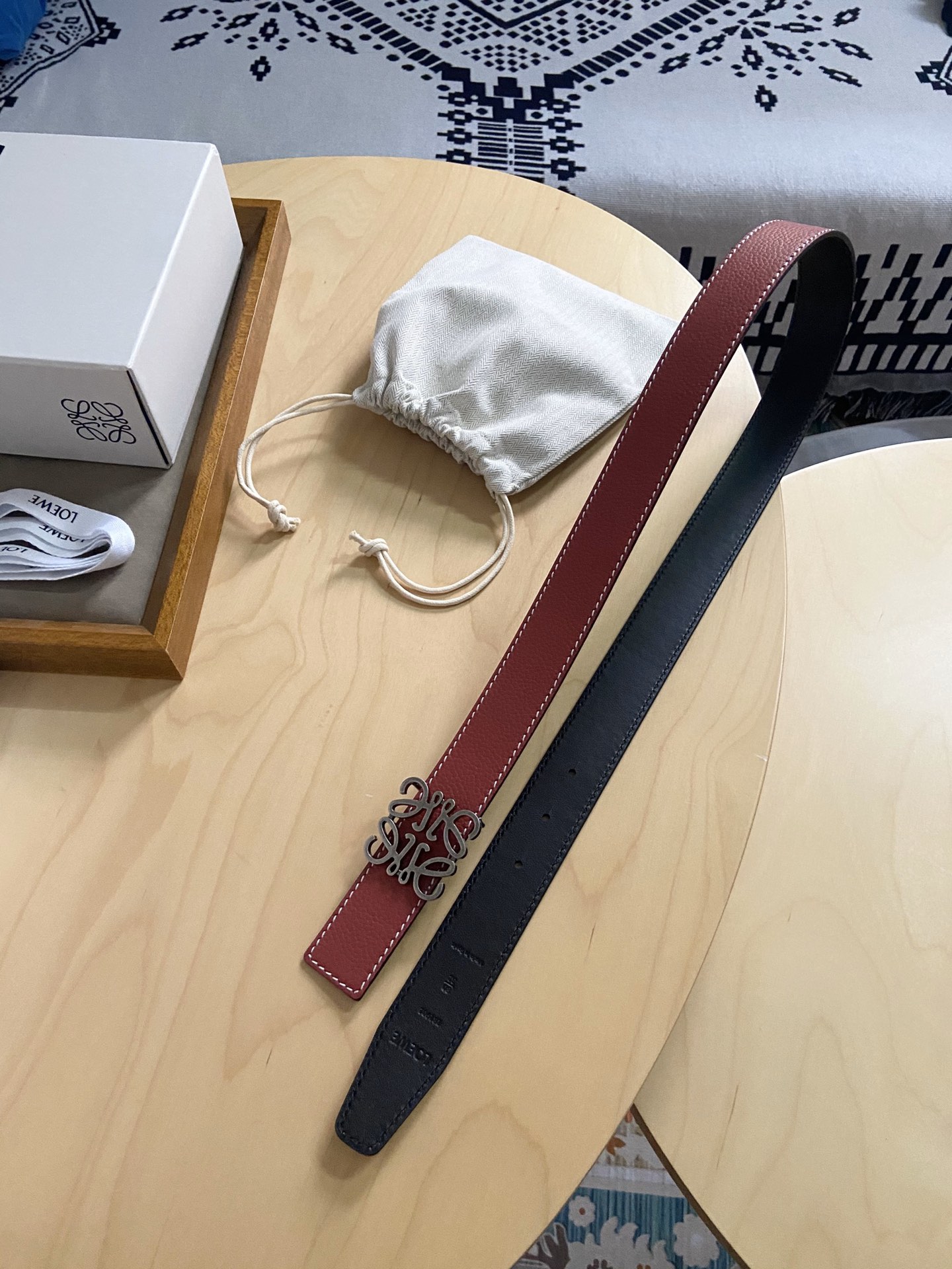 Loewe 220罗意威 LOEWE 这款双面腰带配有Anagram图案带扣 选用柔软荔枝纹小牛皮和平纹小牛皮制成