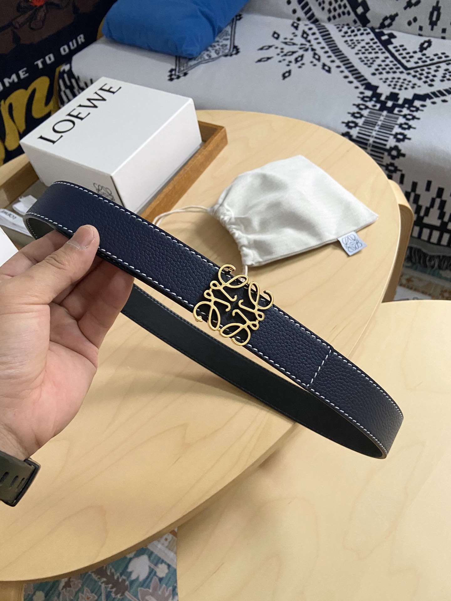 Loewe 220罗意威 LOEWE 这款双面腰带配有Anagram图案带扣 选用柔软荔枝纹小牛皮和平纹小牛皮制成
