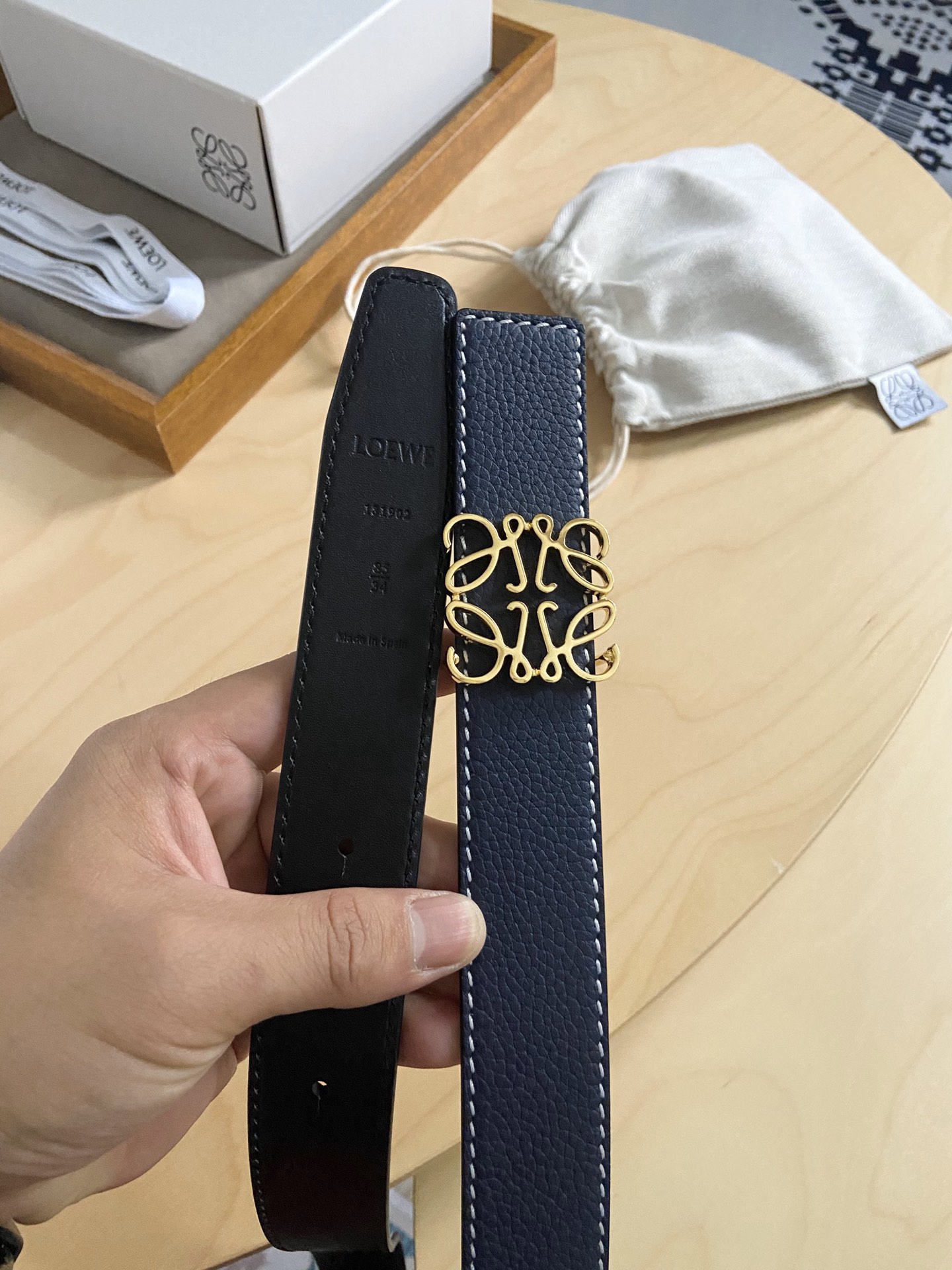 Loewe 220罗意威 LOEWE 这款双面腰带配有Anagram图案带扣 选用柔软荔枝纹小牛皮和平纹小牛皮制成