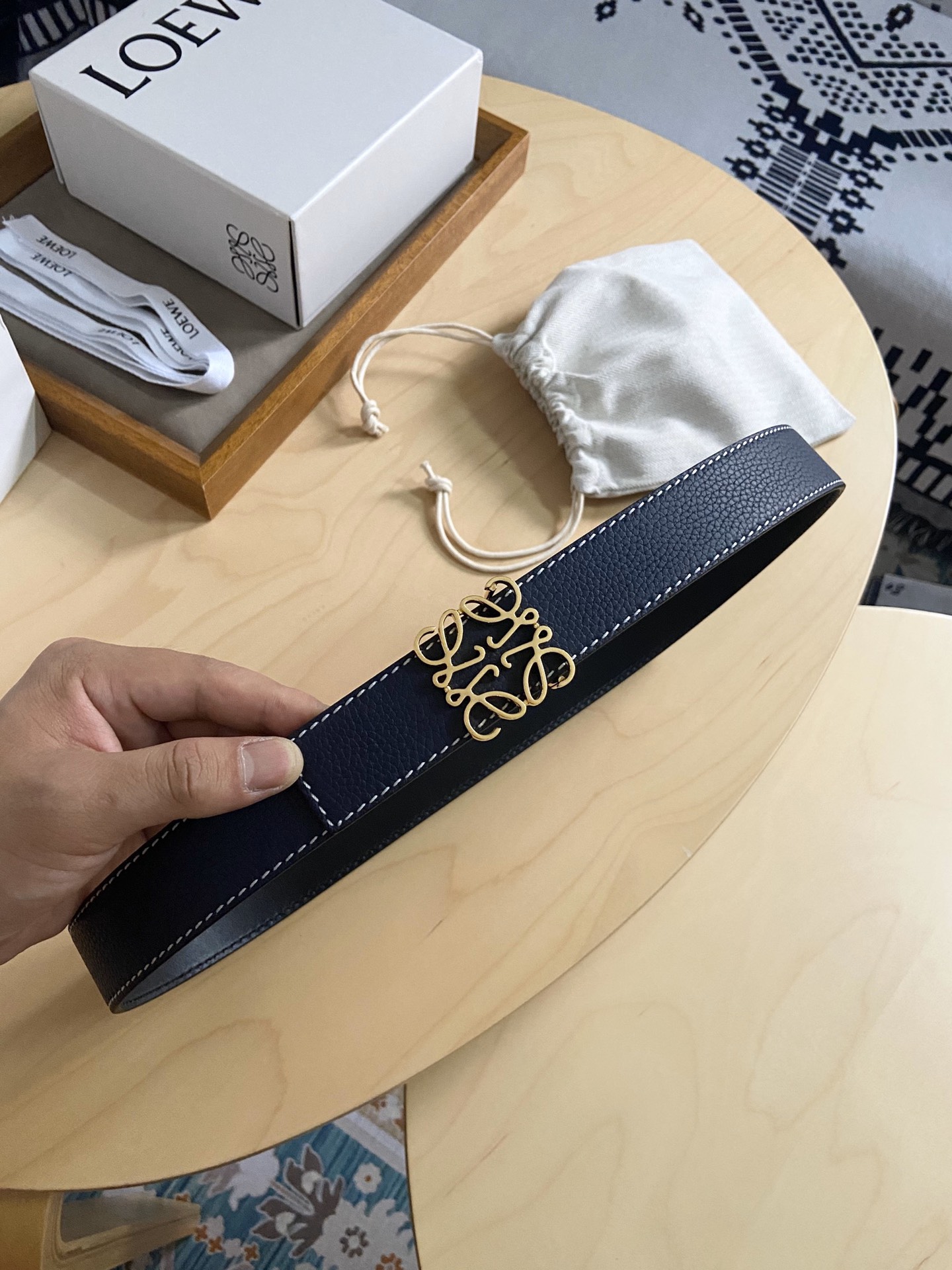 Loewe 220罗意威 LOEWE 这款双面腰带配有Anagram图案带扣 选用柔软荔枝纹小牛皮和平纹小牛皮制成