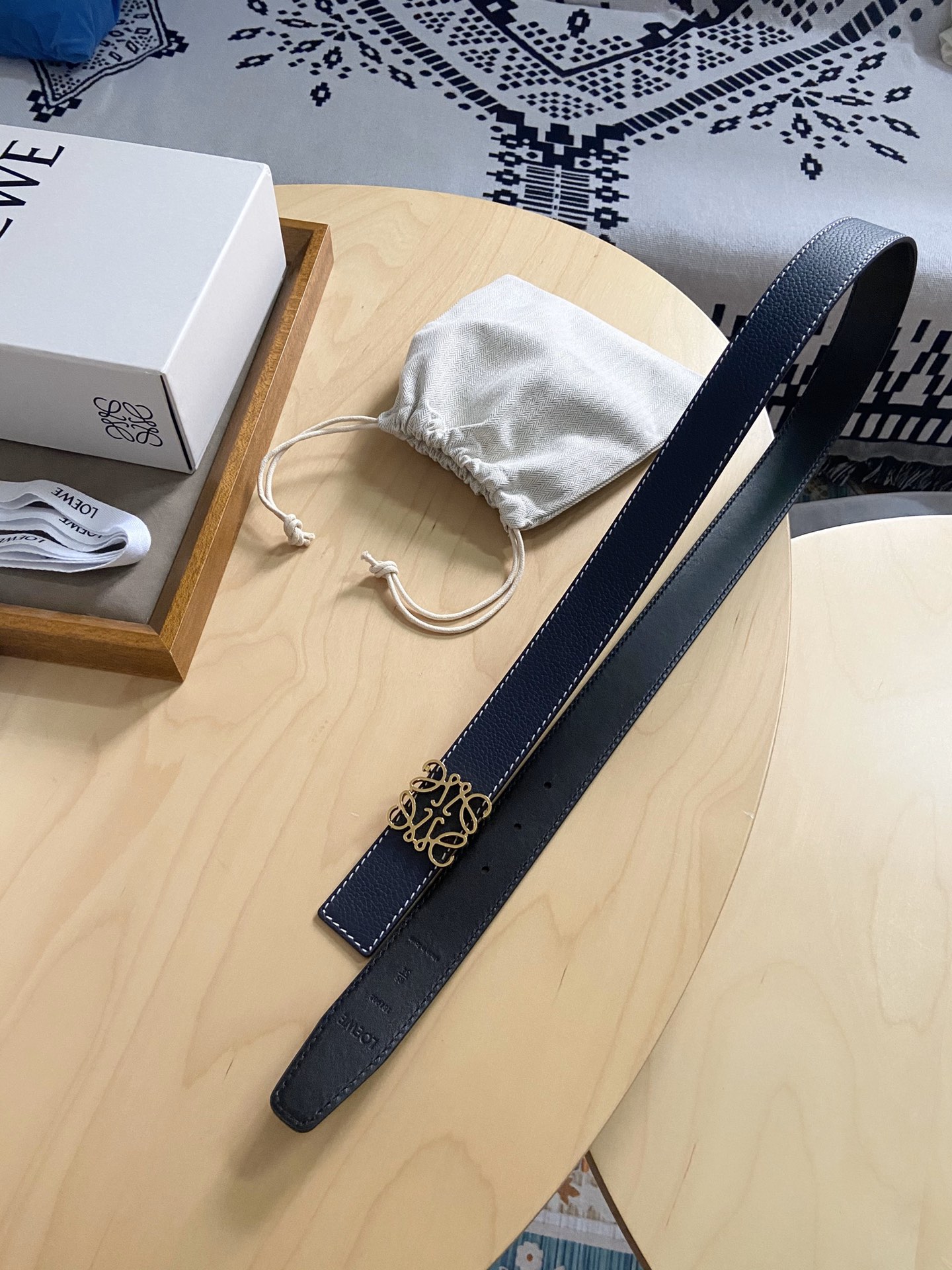 Loewe 220罗意威 LOEWE 这款双面腰带配有Anagram图案带扣 选用柔软荔枝纹小牛皮和平纹小牛皮制成