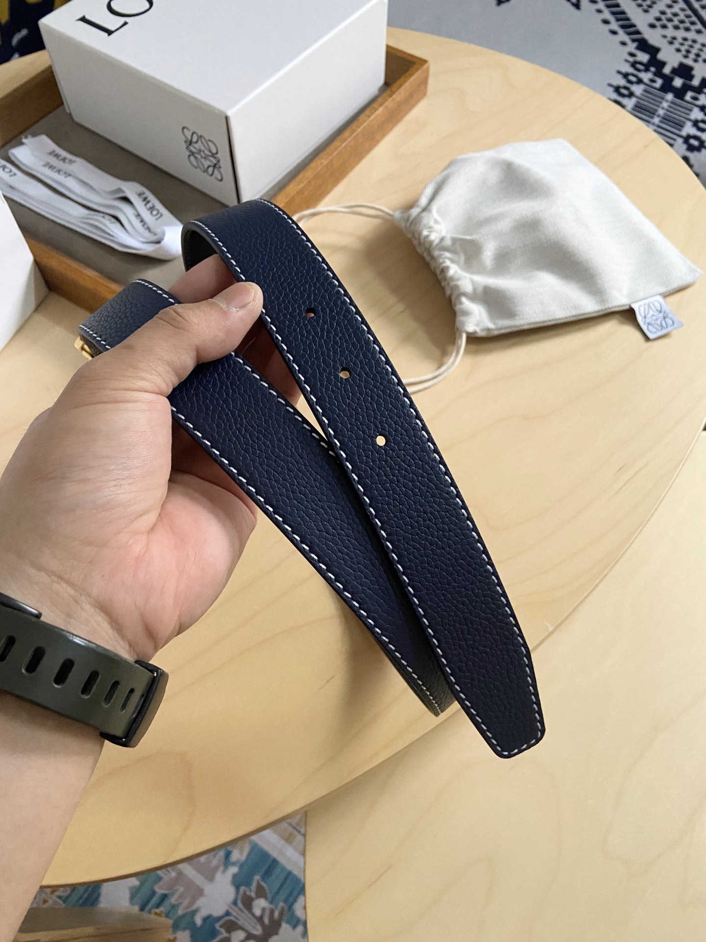 Loewe 220罗意威 LOEWE 这款双面腰带配有Anagram图案带扣 选用柔软荔枝纹小牛皮和平纹小牛皮制成