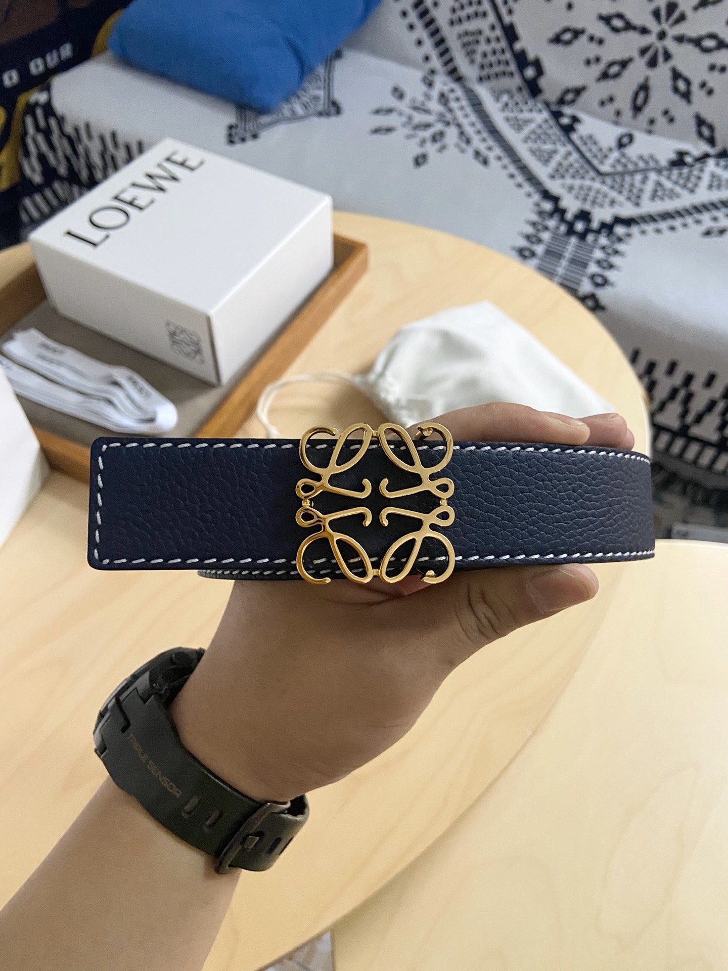 Loewe 220罗意威 LOEWE 这款双面腰带配有Anagram图案带扣 选用柔软荔枝纹小牛皮和平纹小牛皮制成