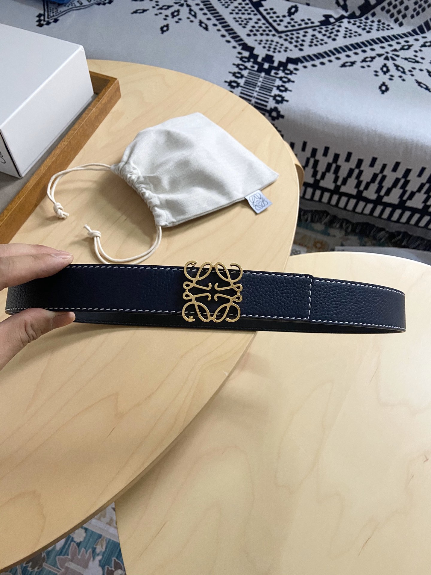 Loewe 220罗意威 LOEWE 这款双面腰带配有Anagram图案带扣 选用柔软荔枝纹小牛皮和平纹小牛皮制成