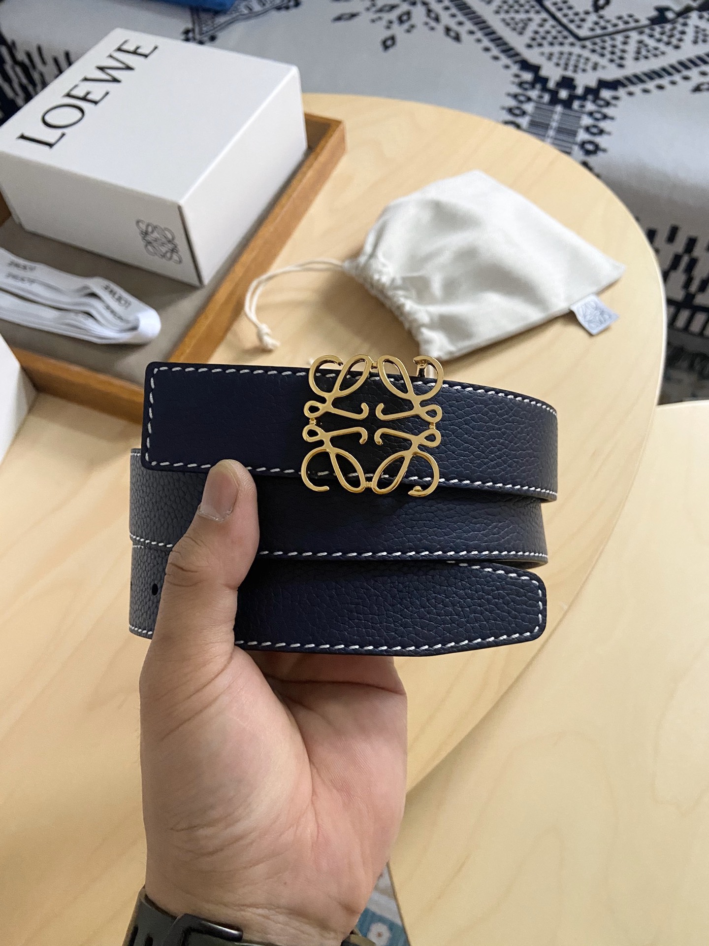 Loewe 220罗意威 LOEWE 这款双面腰带配有Anagram图案带扣 选用柔软荔枝纹小牛皮和平纹小牛皮制成