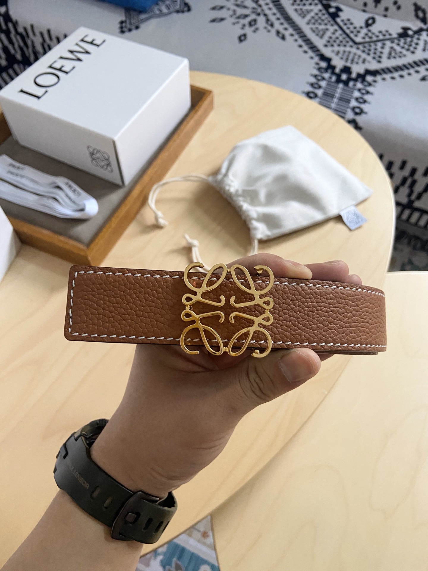 Loewe 220罗意威 LOEWE 这款双面腰带配有Anagram图案带扣 选用柔软荔枝纹小牛皮和平纹小牛皮制成