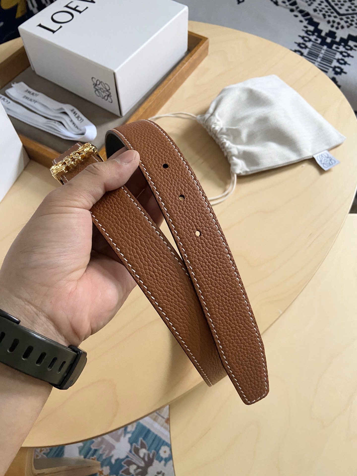 Loewe 220罗意威 LOEWE 这款双面腰带配有Anagram图案带扣 选用柔软荔枝纹小牛皮和平纹小牛皮制成