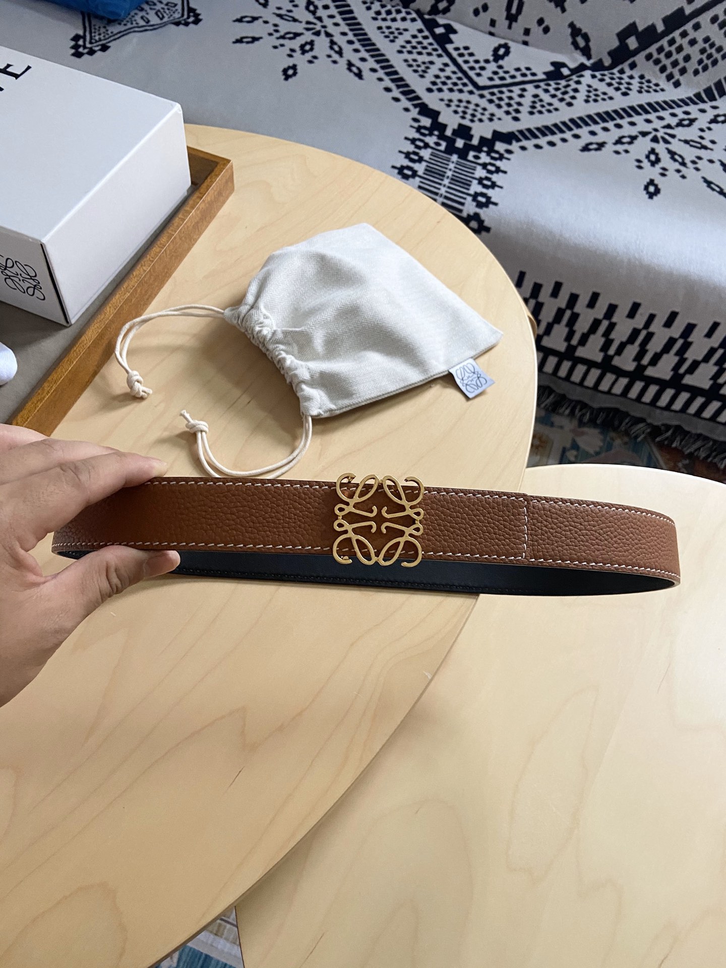 Loewe 220罗意威 LOEWE 这款双面腰带配有Anagram图案带扣 选用柔软荔枝纹小牛皮和平纹小牛皮制成