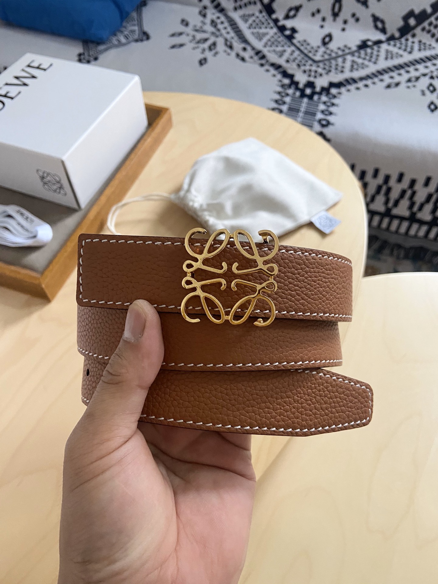 Loewe 220罗意威 LOEWE 这款双面腰带配有Anagram图案带扣 选用柔软荔枝纹小牛皮和平纹小牛皮制成