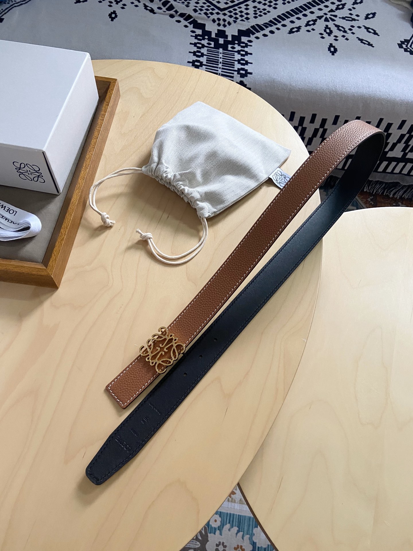Loewe 220罗意威 LOEWE 这款双面腰带配有Anagram图案带扣 选用柔软荔枝纹小牛皮和平纹小牛皮制成