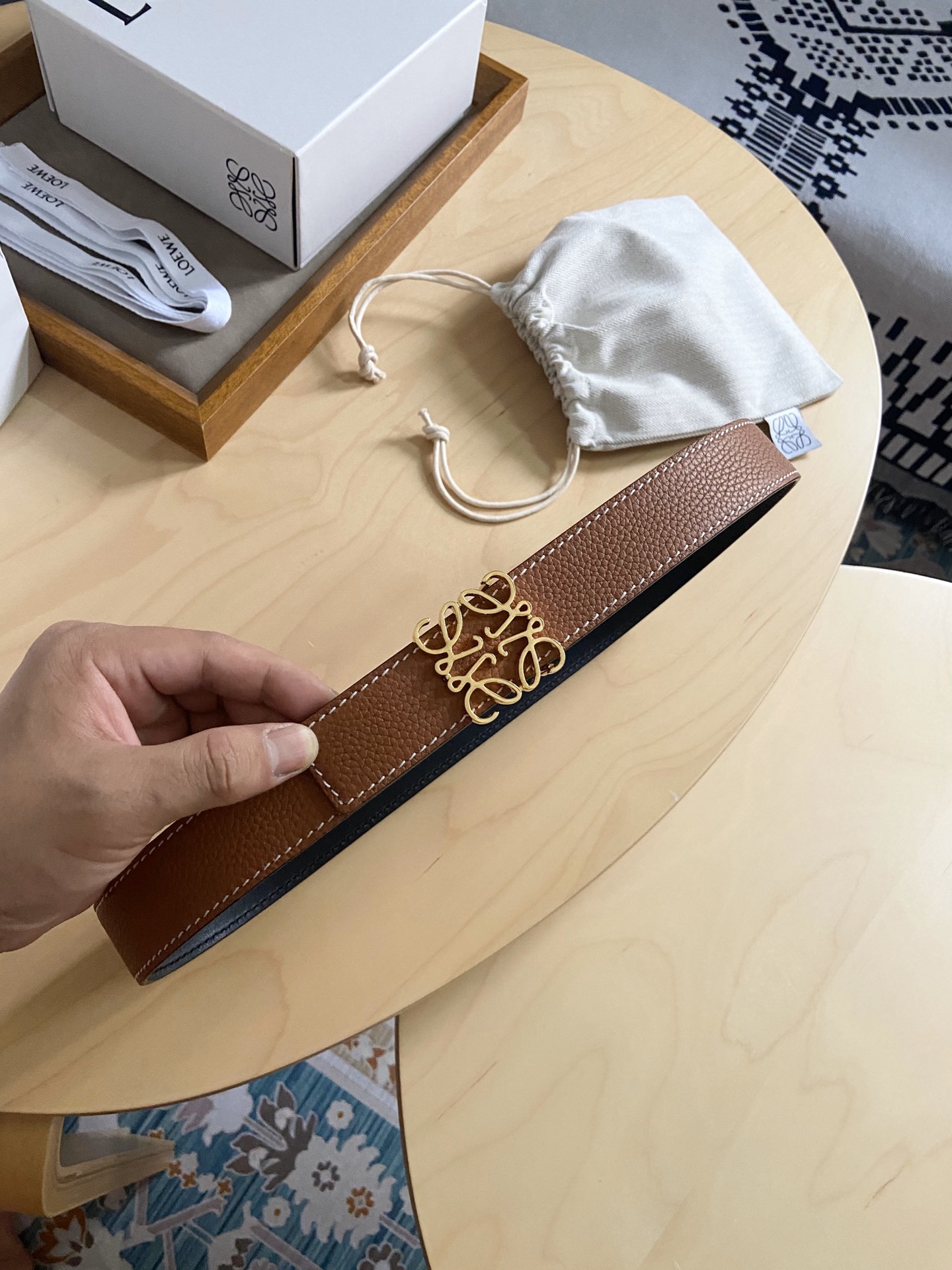 Loewe 220罗意威 LOEWE 这款双面腰带配有Anagram图案带扣 选用柔软荔枝纹小牛皮和平纹小牛皮制成