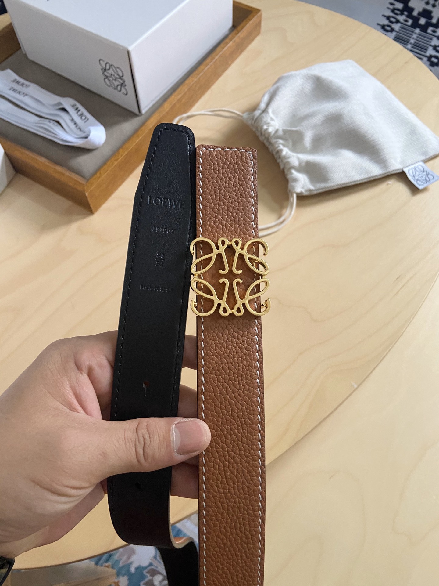 Loewe 220罗意威 LOEWE 这款双面腰带配有Anagram图案带扣 选用柔软荔枝纹小牛皮和平纹小牛皮制成