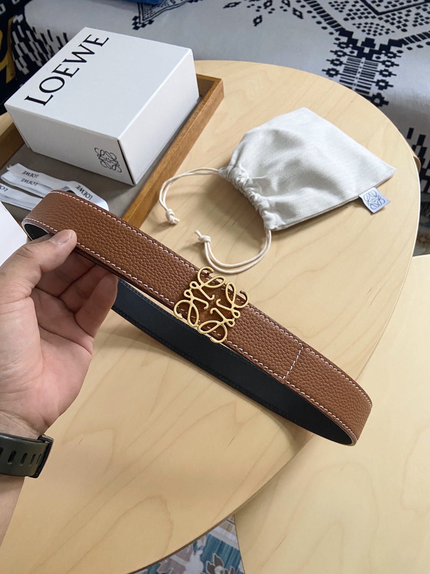 Loewe 220罗意威 LOEWE 这款双面腰带配有Anagram图案带扣 选用柔软荔枝纹小牛皮和平纹小牛皮制成
