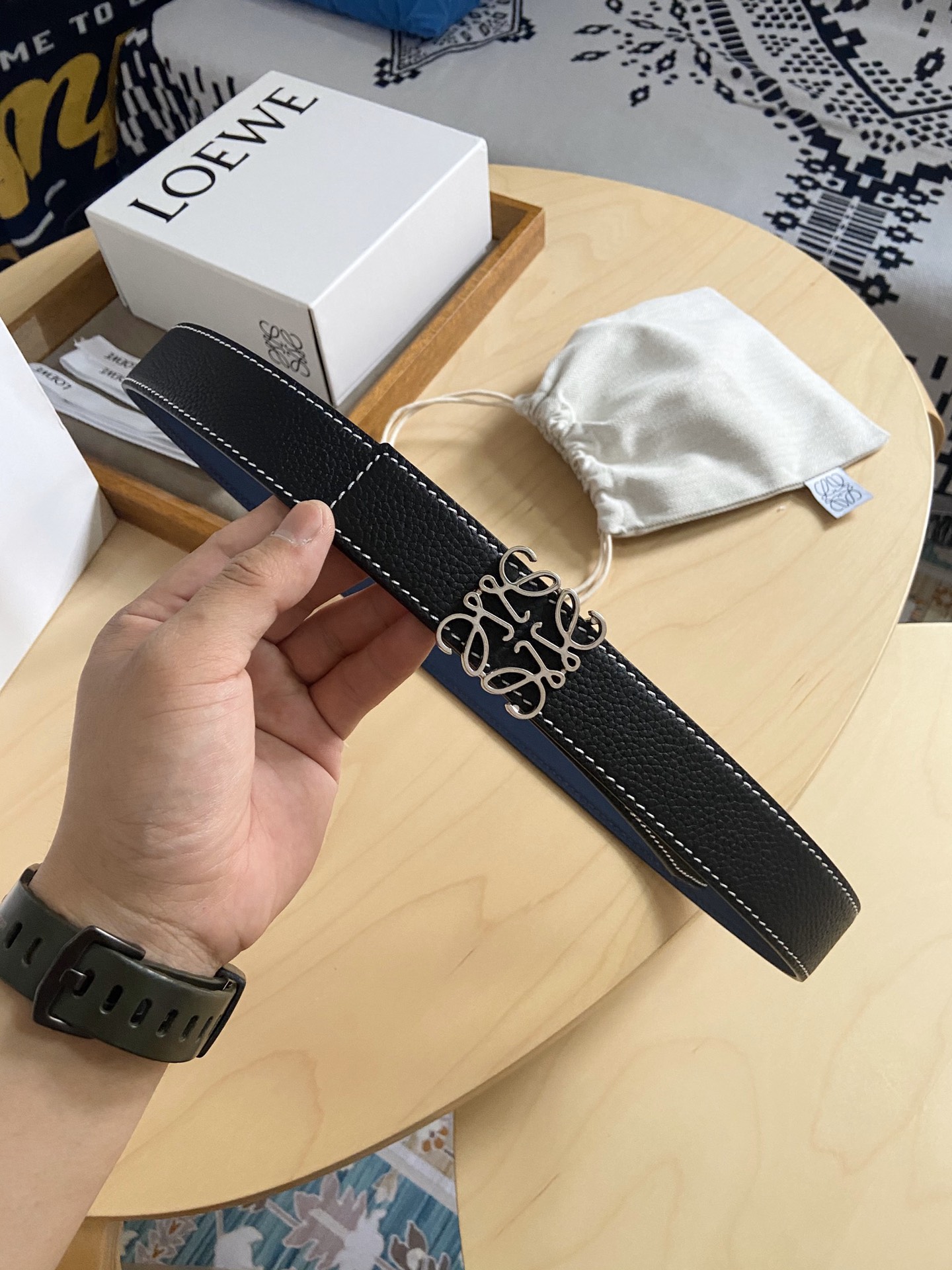 Loewe 220罗意威 LOEWE 这款双面腰带配有Anagram图案带扣 选用柔软荔枝纹小牛皮和平纹小牛皮制成
