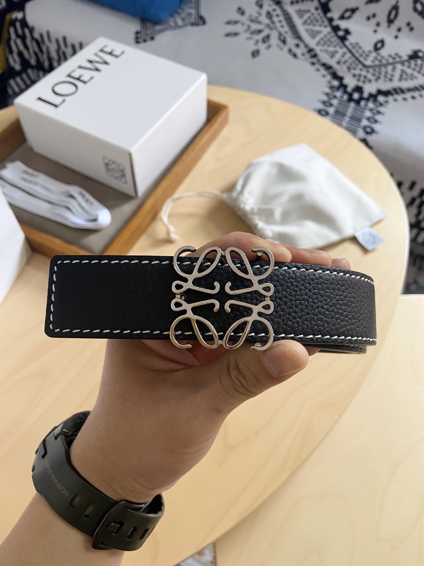 Loewe 220罗意威 LOEWE 这款双面腰带配有Anagram图案带扣 选用柔软荔枝纹小牛皮和平纹小牛皮制成