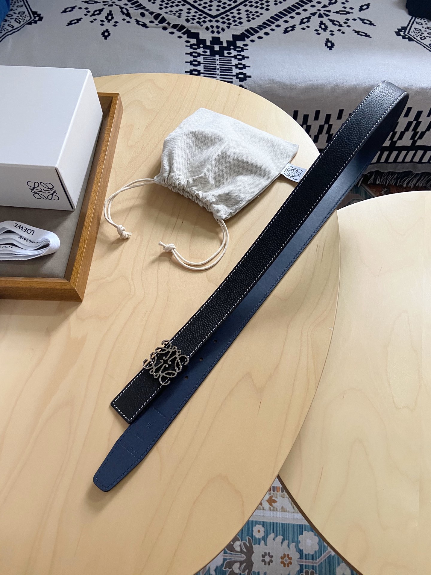 Loewe 220罗意威 LOEWE 这款双面腰带配有Anagram图案带扣 选用柔软荔枝纹小牛皮和平纹小牛皮制成