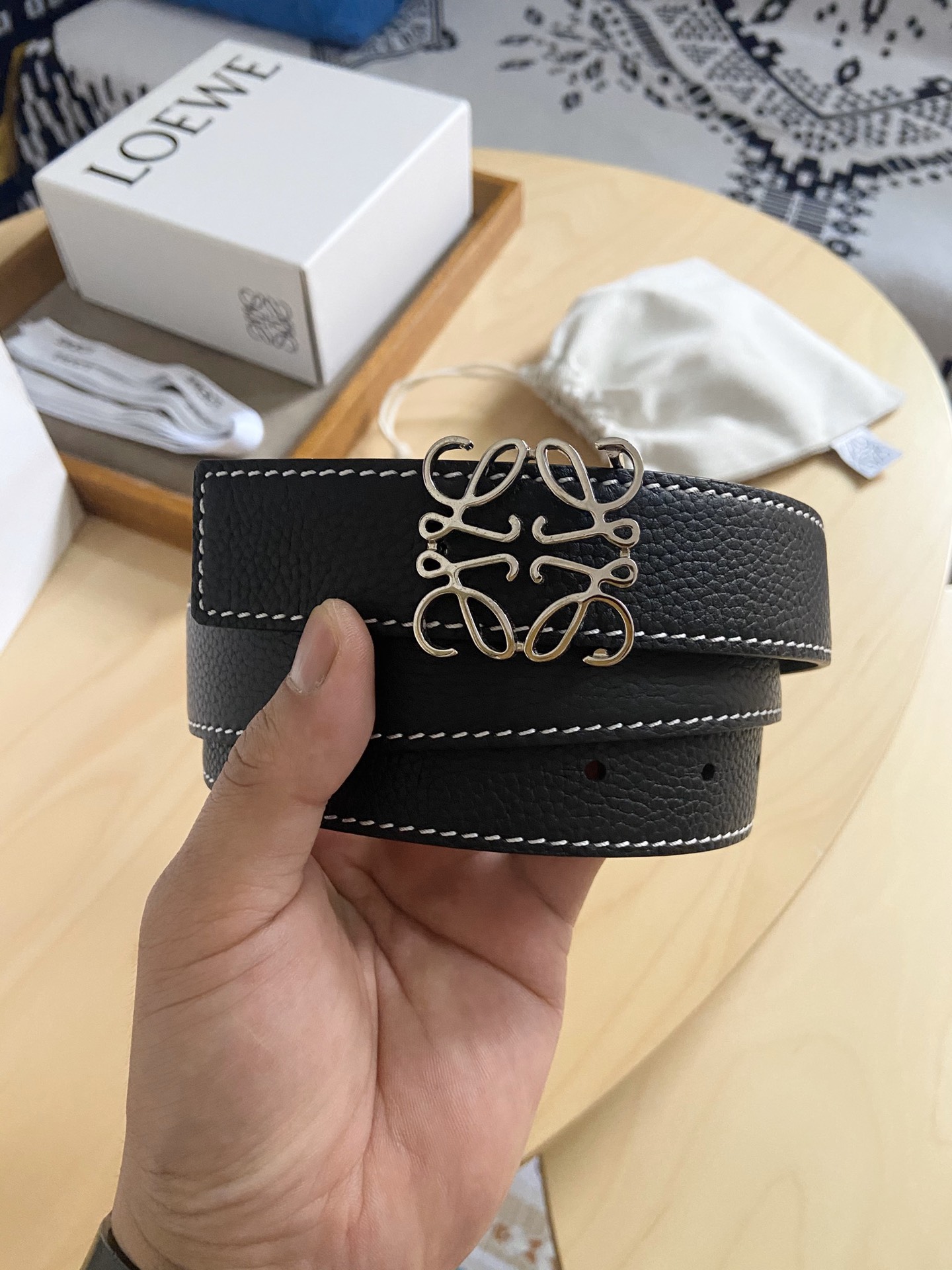 Loewe 220罗意威 LOEWE 这款双面腰带配有Anagram图案带扣 选用柔软荔枝纹小牛皮和平纹小牛皮制成