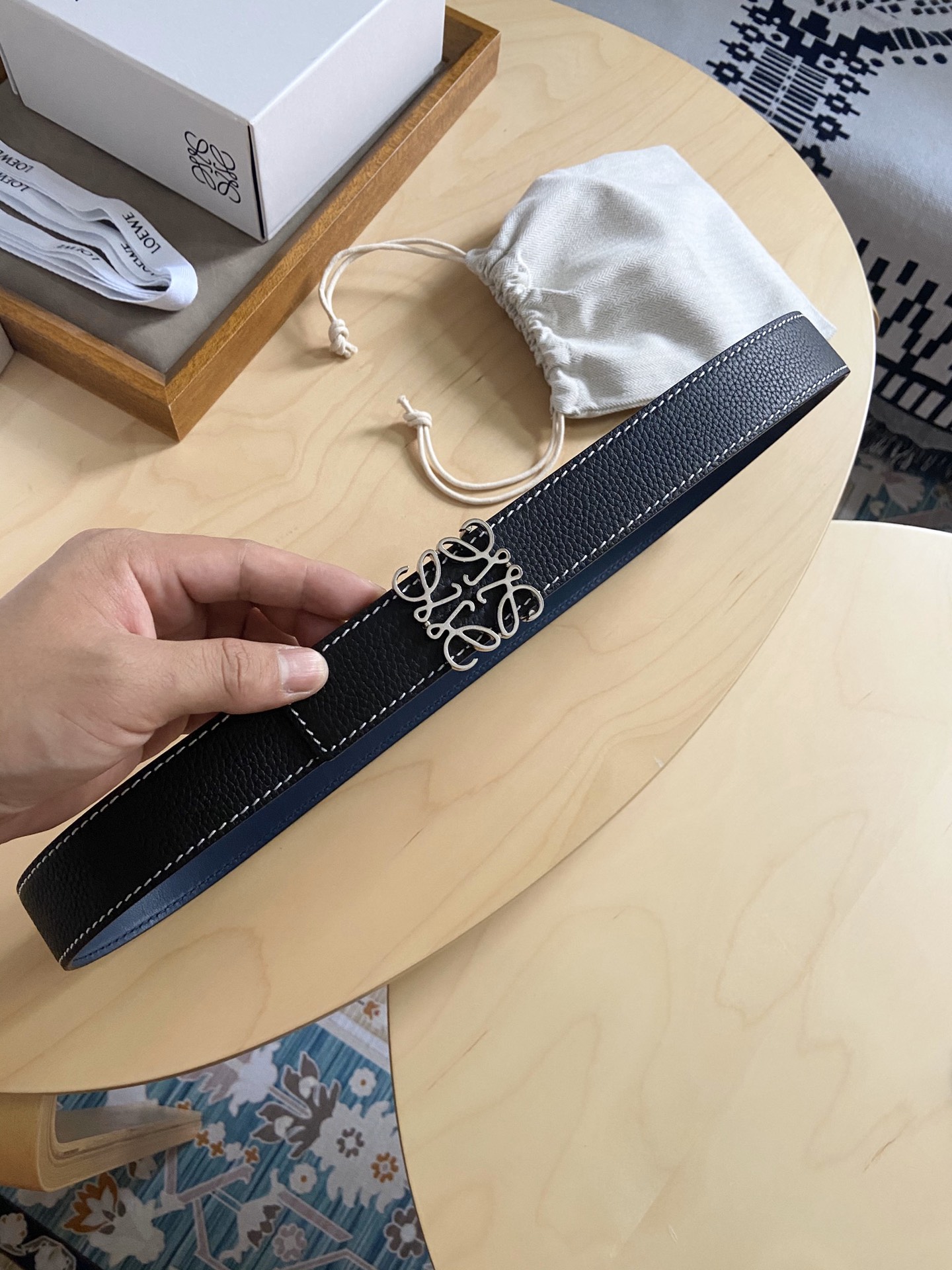 Loewe 220罗意威 LOEWE 这款双面腰带配有Anagram图案带扣 选用柔软荔枝纹小牛皮和平纹小牛皮制成