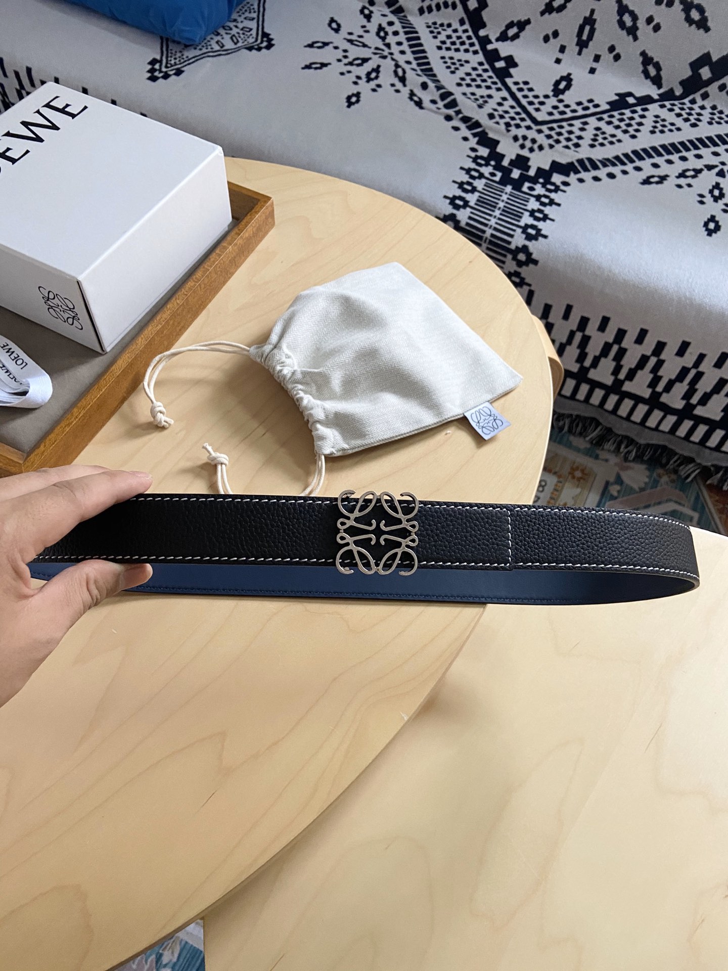 Loewe 220罗意威 LOEWE 这款双面腰带配有Anagram图案带扣 选用柔软荔枝纹小牛皮和平纹小牛皮制成