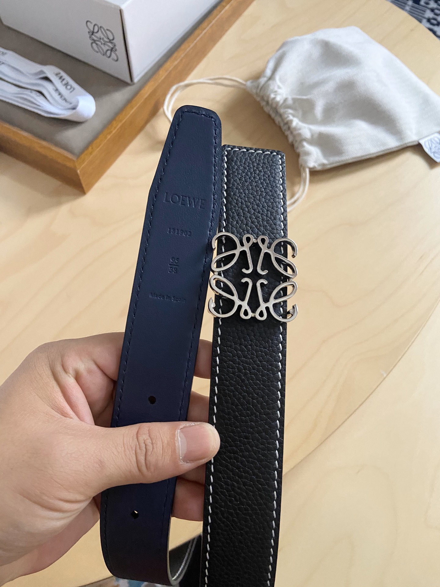 Loewe 220罗意威 LOEWE 这款双面腰带配有Anagram图案带扣 选用柔软荔枝纹小牛皮和平纹小牛皮制成