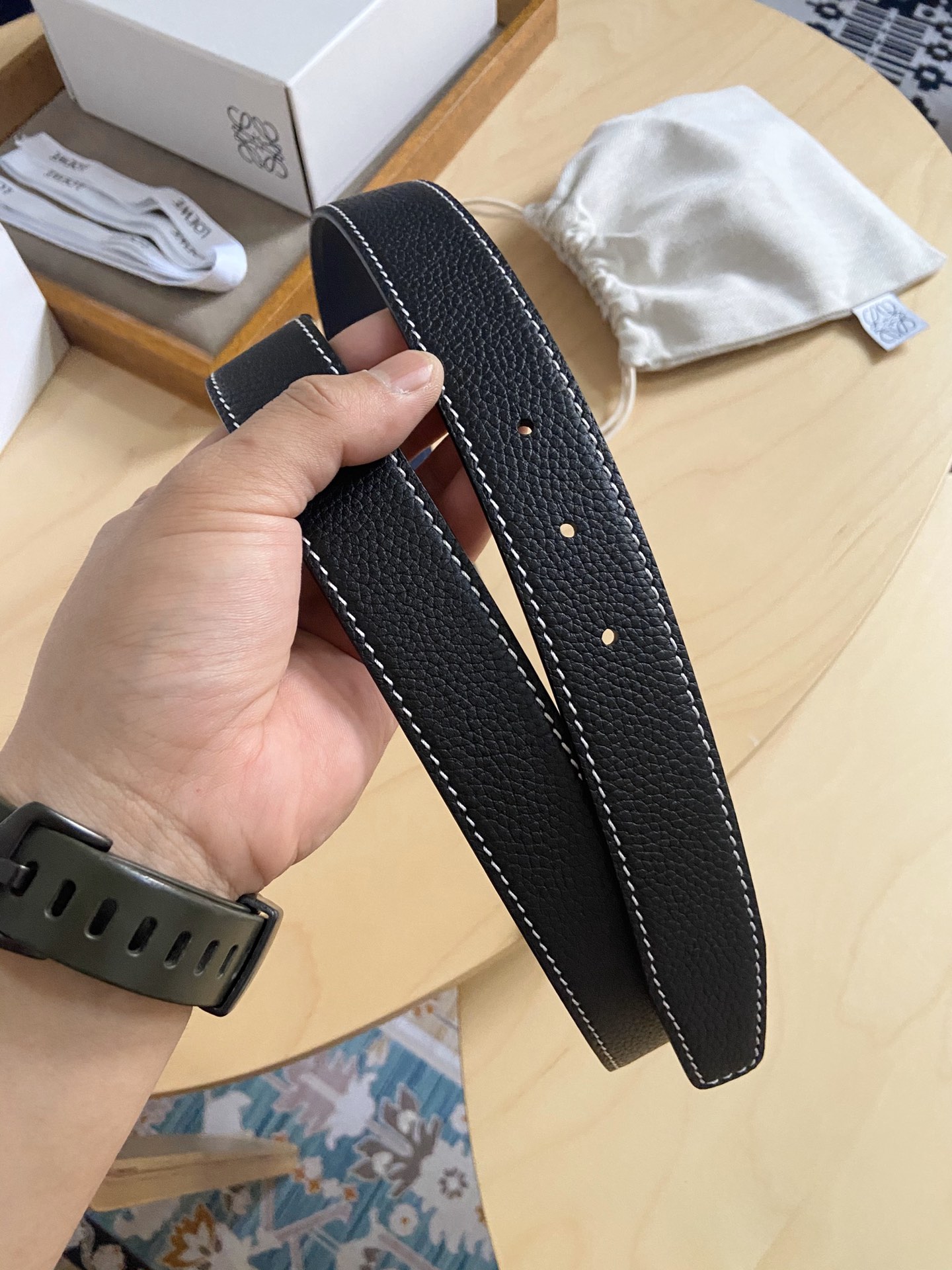 Loewe 220罗意威 LOEWE 这款双面腰带配有Anagram图案带扣 选用柔软荔枝纹小牛皮和平纹小牛皮制成
