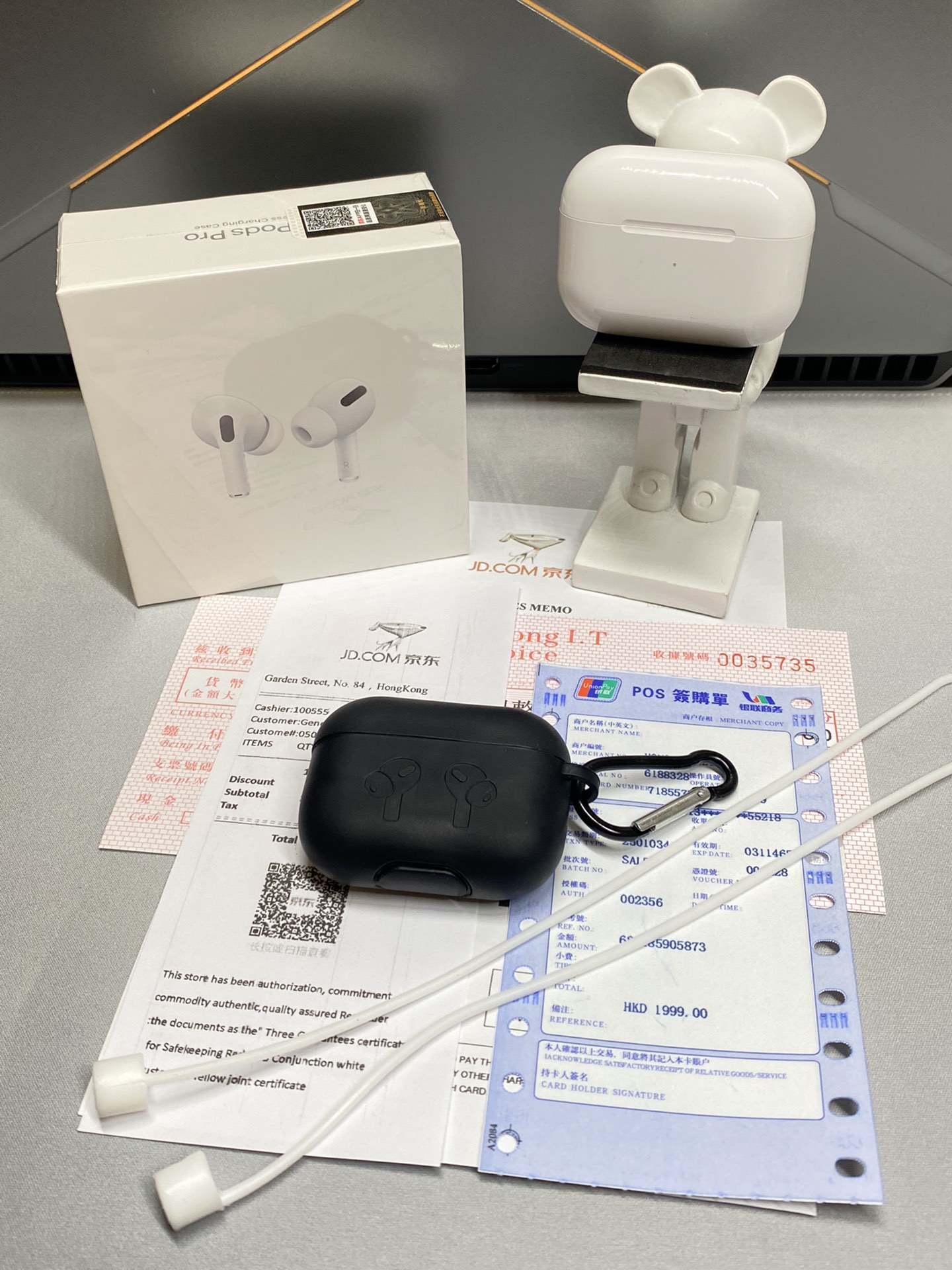 💰120
AirPods pro三代京东跑量版‼️

▪️支持16.0系统弹窗链接 可验证 
▪️支持改名 定位 1.5石墨稀喇叭 霍尔开关 弹簧开盖 
▪️通透降噪界面、三码合一、序列号官网可查
 ▪️功能齐全：蓝牙名称可设置、支持GPS查找定位、入耳检测、超长待机、耳机充电听歌2-3小时、充电仓可以给耳机充电3次左右、弹窗链接
 ▪️耳机固定操作功能：单击暂停/播放/接听电话、双击下一曲、三击上一曲、
 ▪️耳机左右均可设置噪声控制、支持无线➕有线充电 
▪️硅胶耳塞三种尺寸可使用、闪电转USB-C连接线、四张说明书 系统要求13.2系统以上才能正常弹窗和支持所有功能 

▪️下单配套：纯色保护壳、防丢绳、发票、京东袋、飞机盒
▪️售后：不影响二次销售15天内支持退换、保修三个月