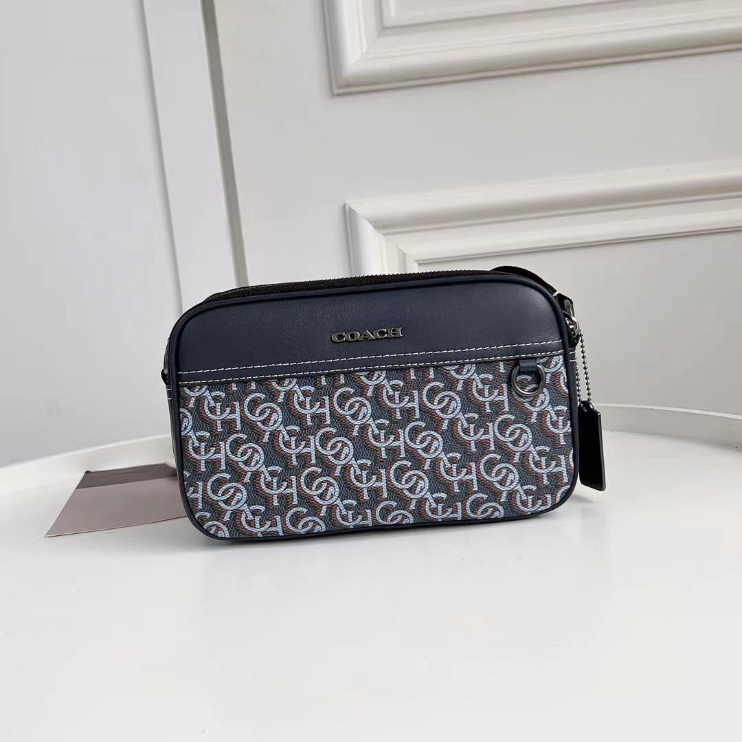 Coach C家 3月新品 Monogram 相机包CF484 推出新款 Monogram 满版老花字 交错而成的图案遍布整个面料~区别于 老花