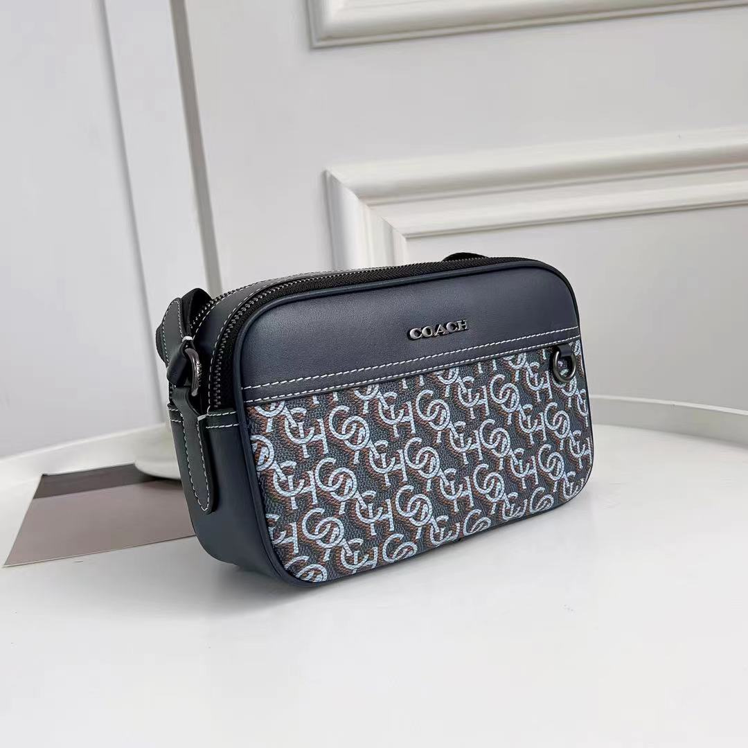 Coach C家 3月新品 Monogram 相机包CF484 推出新款 Monogram 满版老花字 交错而成的图案遍布整个面料~区别于 老花