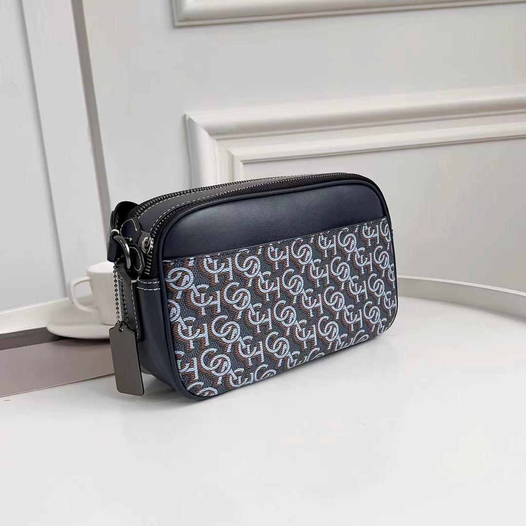 Coach C家 3月新品 Monogram 相机包CF484 推出新款 Monogram 满版老花字 交错而成的图案遍布整个面料~区别于 老花