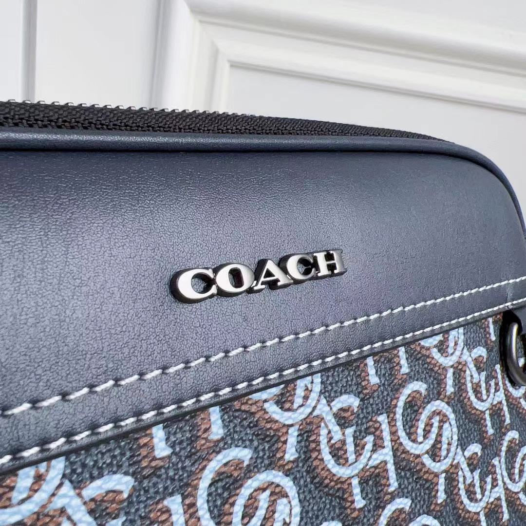 Coach C家 3月新品 Monogram 相机包CF484 推出新款 Monogram 满版老花字 交错而成的图案遍布整个面料~区别于 老花
