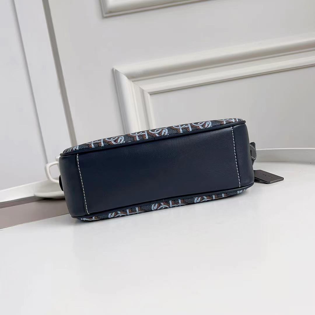 Coach C家 3月新品 Monogram 相机包CF484 推出新款 Monogram 满版老花字 交错而成的图案遍布整个面料~区别于 老花