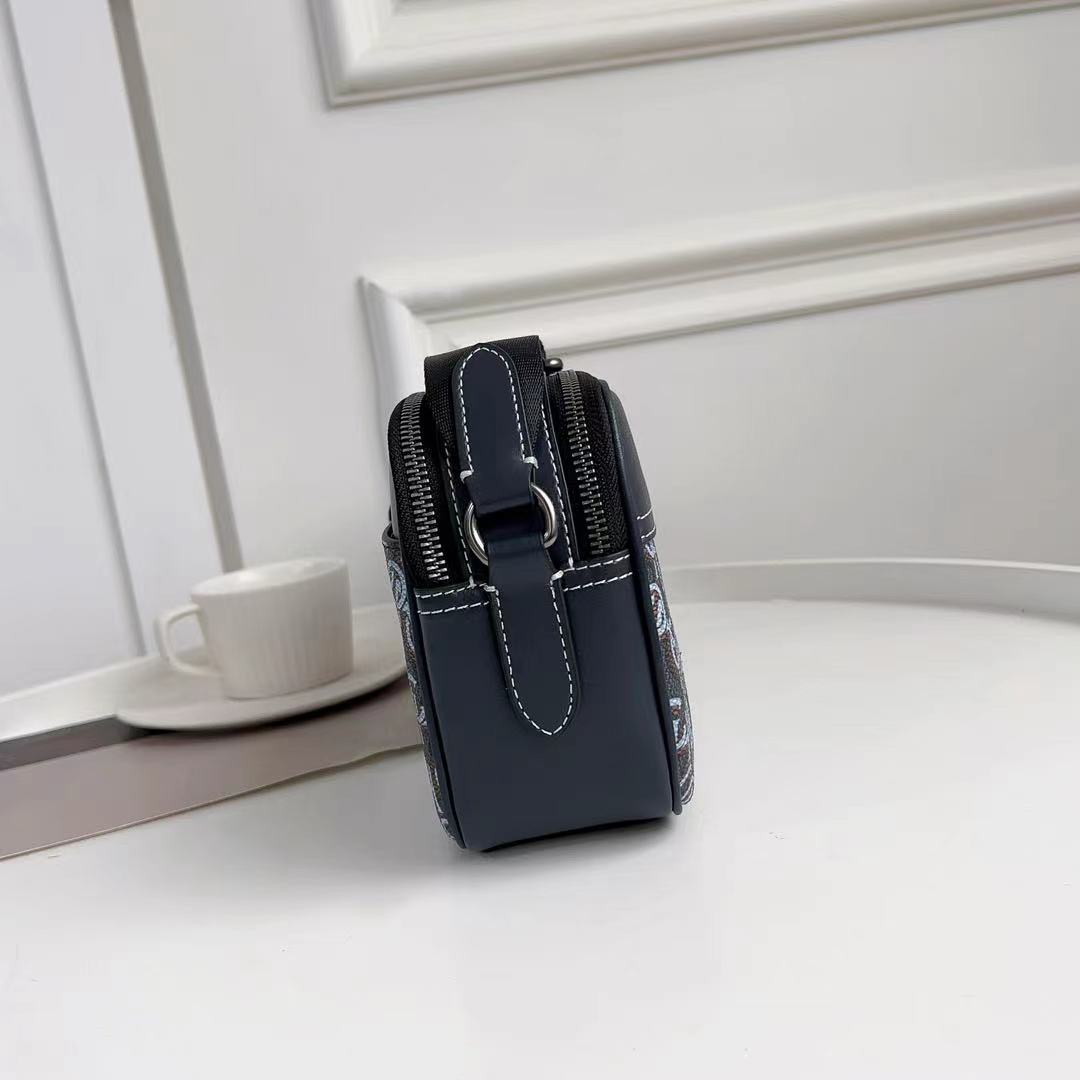Coach C家 3月新品 Monogram 相机包CF484 推出新款 Monogram 满版老花字 交错而成的图案遍布整个面料~区别于 老花