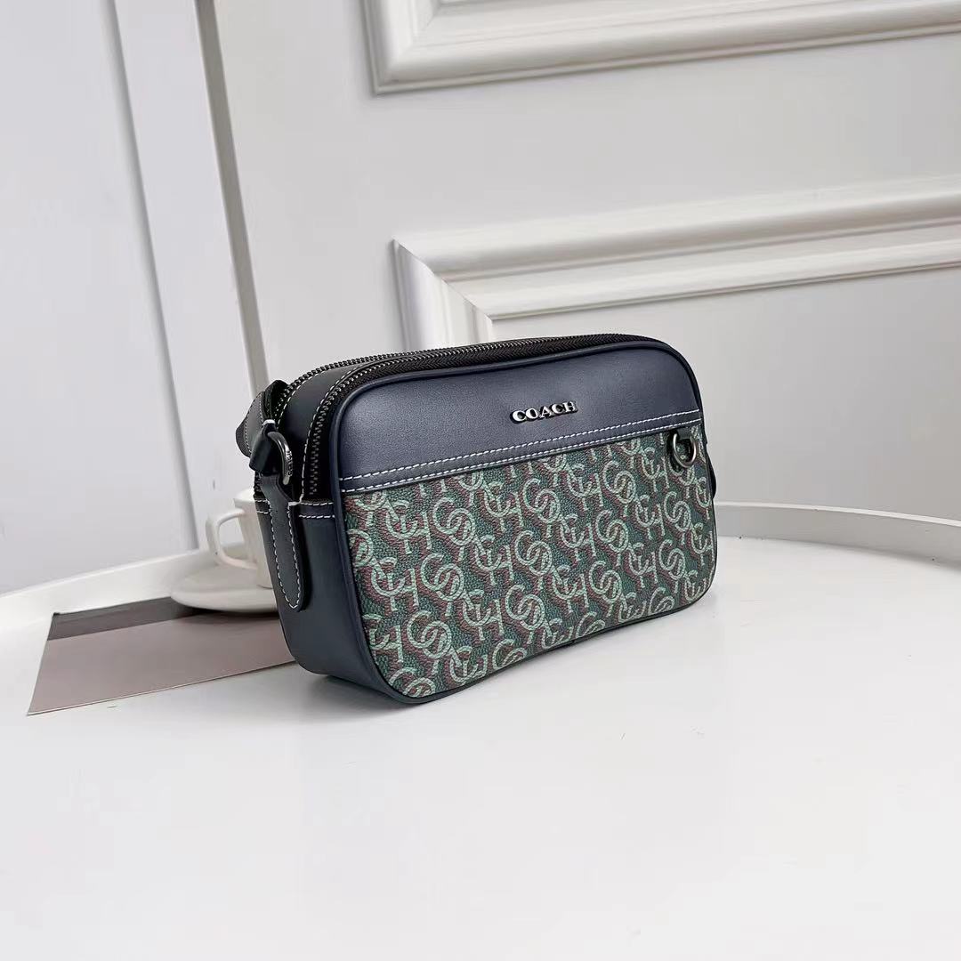 Coach C家 3月新品 Monogram 相机包CF484 推出新款 Monogram 满版老花字 交错而成的图案遍布整个面料~区别于 老花