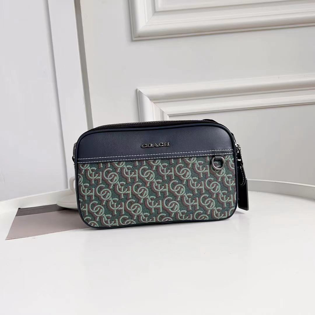 Coach C家 3月新品 Monogram 相机包CF484 推出新款 Monogram 满版老花字 交错而成的图案遍布整个面料~区别于 老花