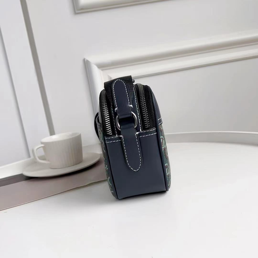 Coach C家 3月新品 Monogram 相机包CF484 推出新款 Monogram 满版老花字 交错而成的图案遍布整个面料~区别于 老花