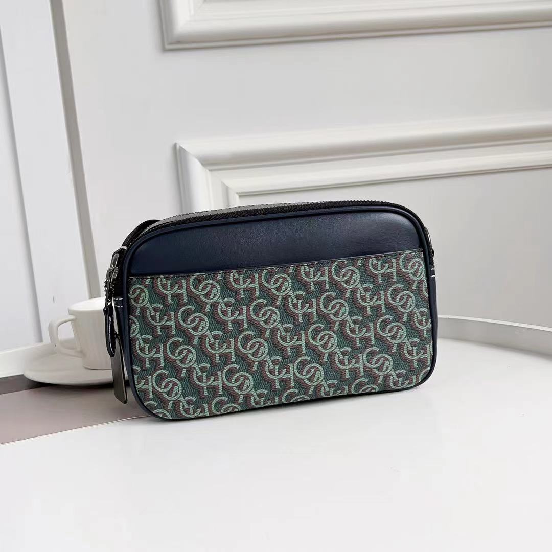 Coach C家 3月新品 Monogram 相机包CF484 推出新款 Monogram 满版老花字 交错而成的图案遍布整个面料~区别于 老花