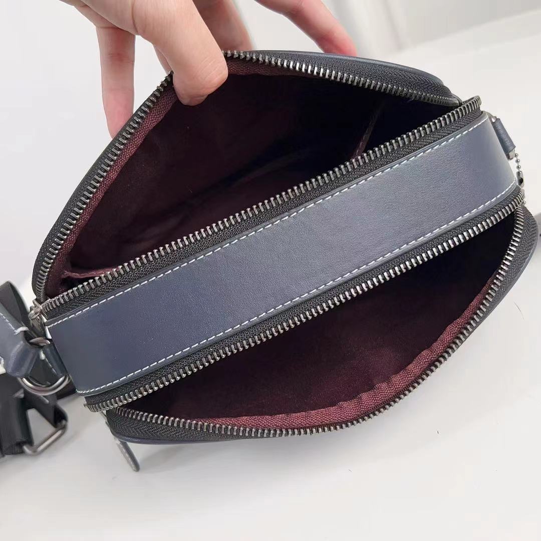 Coach C家 3月新品 Monogram 相机包CF484 推出新款 Monogram 满版老花字 交错而成的图案遍布整个面料~区别于 老花