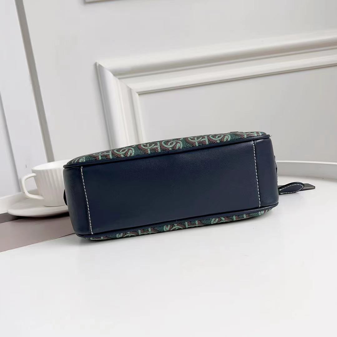 Coach C家 3月新品 Monogram 相机包CF484 推出新款 Monogram 满版老花字 交错而成的图案遍布整个面料~区别于 老花