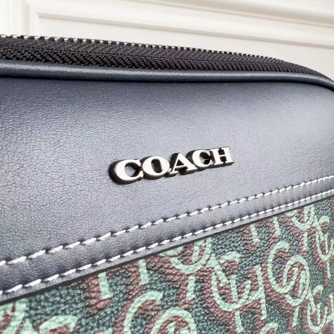 Coach C家 3月新品 Monogram 相机包CF484 推出新款 Monogram 满版老花字 交错而成的图案遍布整个面料~区别于 老花