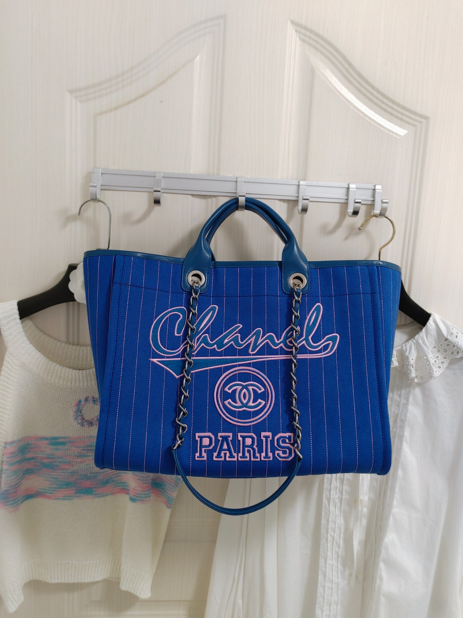 Chane*l 23p 最新款️ 条纹蓝 沙滩包 大号出货 38cm质感很不错 帆布材质 配牛皮 特别酷帅style! ️