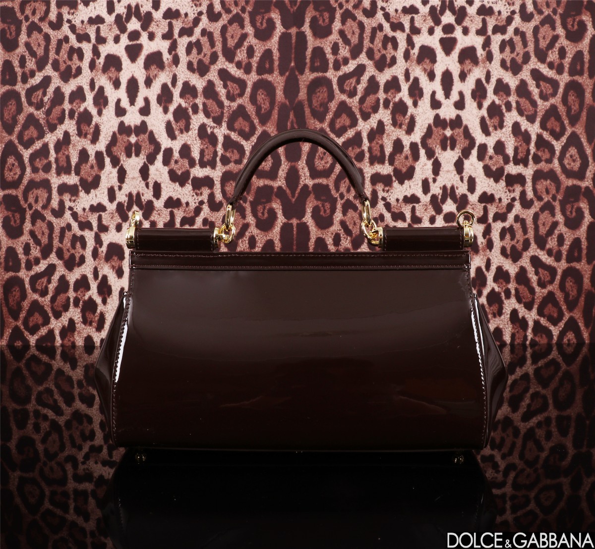 Dolce & Gabbana 💋(🔍BB6114# Sicily 100% genuine copy! The brand's classic work is now presented in a new compact version, which can easily store commonly used items. The double electroplated signboard is unique and the front flap uses a hidden magnetic buckle to open and close.
🌟Size: 29x18x12cm
External composition: 100% Calfskin Internal composition: 80% Cotton 20% Calfskin photo 3
