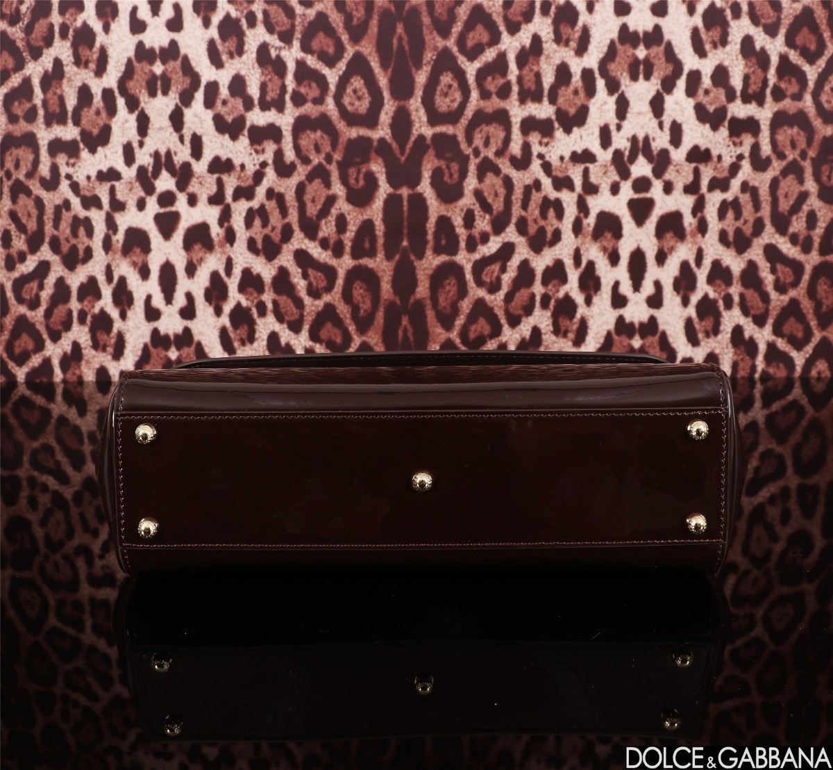 Dolce & Gabbana 💋(🔍BB6114# Sicily 100% genuine copy! The brand's classic work is now presented in a new compact version, which can easily store commonly used items. The double electroplated signboard is unique and the front flap uses a hidden magnetic buckle to open and close.
🌟Size: 29x18x12cm
External composition: 100% Calfskin Internal composition: 80% Cotton 20% Calfskin photo 4