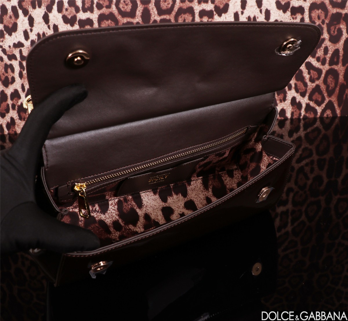 Dolce & Gabbana 💋(🔍BB6114# Sicily 100% genuine copy! The brand's classic work is now presented in a new compact version, which can easily store commonly used items. The double electroplated signboard is unique and the front flap uses a hidden magnetic buckle to open and close.
🌟Size: 29x18x12cm
External composition: 100% Calfskin Internal composition: 80% Cotton 20% Calfskin photo 5