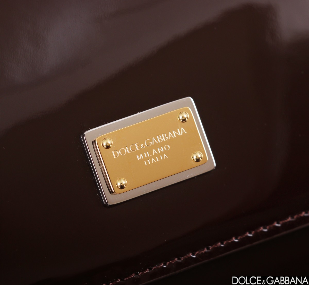 Dolce & Gabbana 💋(🔍BB6114# Sicily 100% genuine copy! The brand's classic work is now presented in a new compact version, which can easily store commonly used items. The double electroplated signboard is unique and the front flap uses a hidden magnetic buckle to open and close.
🌟Size: 29x18x12cm
External composition: 100% Calfskin Internal composition: 80% Cotton 20% Calfskin photo 7