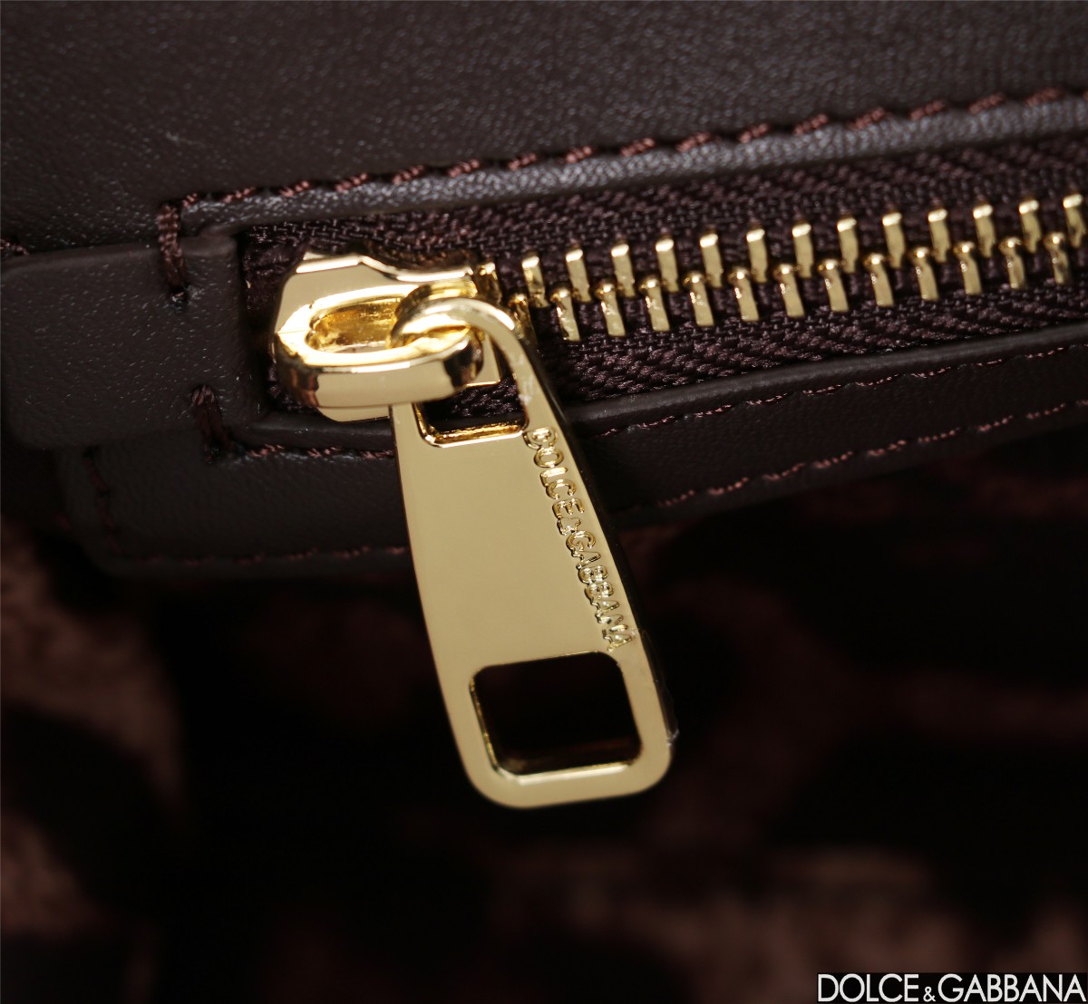 Dolce & Gabbana 💋(🔍BB6114# Sicily 100% genuine copy! The brand's classic work is now presented in a new compact version, which can easily store commonly used items. The double electroplated signboard is unique and the front flap uses a hidden magnetic buckle to open and close.
🌟Size: 29x18x12cm
External composition: 100% Calfskin Internal composition: 80% Cotton 20% Calfskin photo 8
