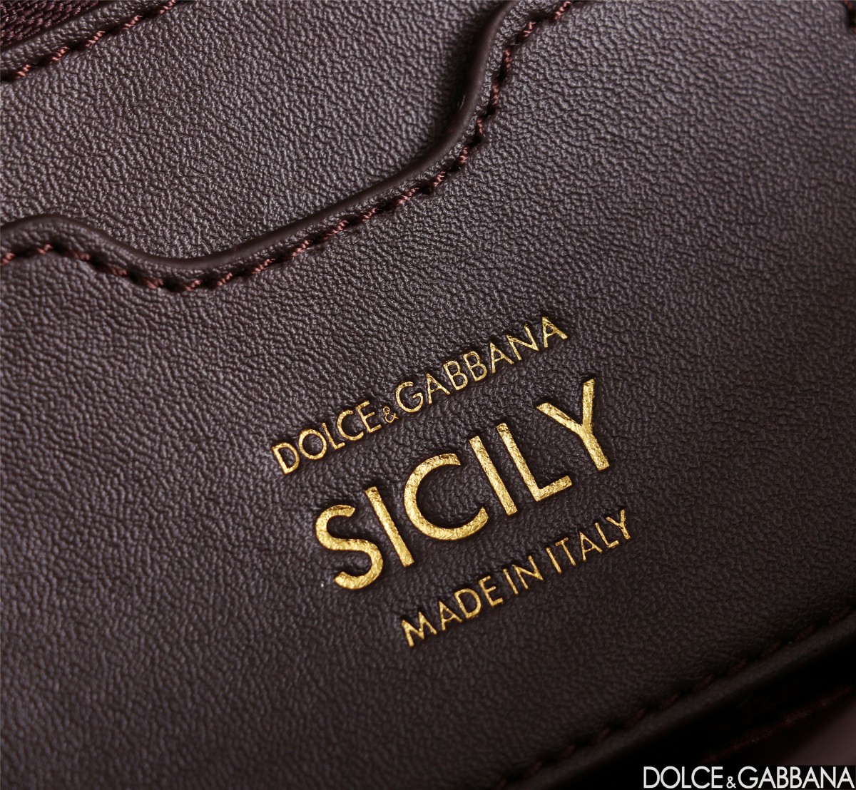 Dolce & Gabbana 💋(🔍BB6114# Sicily 100% genuine copy! The brand's classic work is now presented in a new compact version, which can easily store commonly used items. The double electroplated signboard is unique and the front flap uses a hidden magnetic buckle to open and close.
🌟Size: 29x18x12cm
External composition: 100% Calfskin Internal composition: 80% Cotton 20% Calfskin photo 9