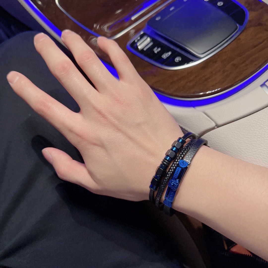 P110   高品质Versace 范思哲 杜美莎标志牛皮手绳手链 帅气酷炫 同时透露着一丝不羁的自由气息 展现别样趣味魅力 做工精致 绝对高逼格 等同正品 长度22cm可调节可更改