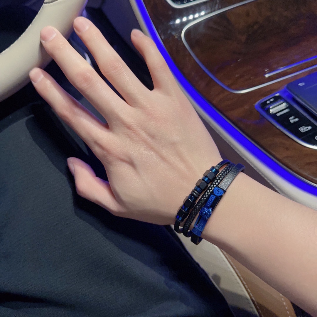 P110   高品质Versace 范思哲 杜美莎标志牛皮手绳手链 帅气酷炫 同时透露着一丝不羁的自由气息 展现别样趣味魅力 做工精致 绝对高逼格 等同正品 长度22cm可调节可更改